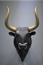 Minolainen taide. Häränpään muotoinen rhyton. Tämä rhyton löydettiin Knossoksen pienestä palatsista. Se on tyypillinen esimerkki varhaisen uuspalatsikauden minolaisesta kivenveistosta. Se on juomauhrimalja, joka täytettiin sopivalla nesteellä reiän kautta.