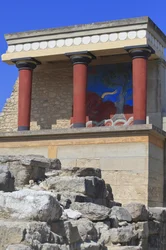 Minoenin Knossoksen arkeologinen alue. Pohjoinen sisäänkäynti, pohjoispilarin sali. Arthur Evansin rekonstruoima linnake, johon hän asetti kopion kunnostetusta härkäfreskosta. Knossos, Kreeta.