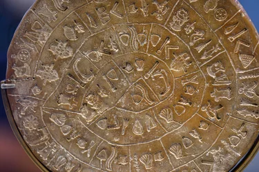 Phaistos levy. Symboliset merkit, jotka on järjestetty spiraaliin (A-puoli), 1600-luvun alku eKr.