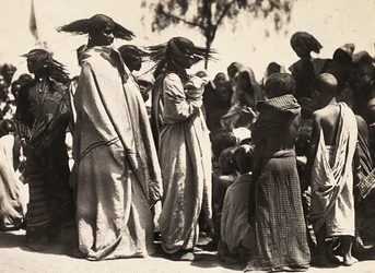 "Imperiumin rakentaminen" fasistisella aikakaudella: muslimitytöt, 9.5.1936 (m/v kuva)