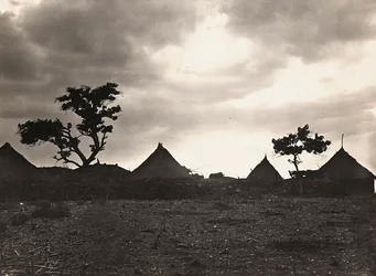 Imperiumin rakentaminen fasistisella aikakaudella: auringonlasku Mai Zaghenàssa, 09.5.1936 (m/v kuva)