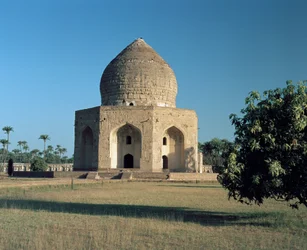 Näkymä Asif Khanin mausoleumista, joka sijaitsee Shahdara Baghissa
