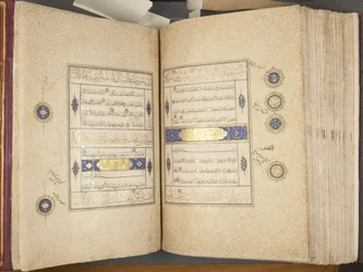 Fol 311 verso 312 recto, Timurid Koraani, 1441 (muste ja kulta paperilla)