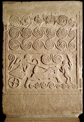 Mykeneläinen taide: taistelua esittävä kalkkikivinen hautasteela Mykenestä. 1500-luku eaa. Mitat: 133 cm. Ateena, Kansallinen arkeologinen museo
