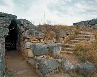 Mycenian taide: mykeneen linnoituksen katettu kulkuväylä, Tiryns kaupunki, noin 1200 eaa. Kreikka