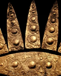 Mykeneläinen taide: yksityiskohta kultaisesta hautadiadeemista haudasta III, Mykene, 1500-luku eKr., mitat 14 cm, Ateena, Kansallinen arkeologinen museo