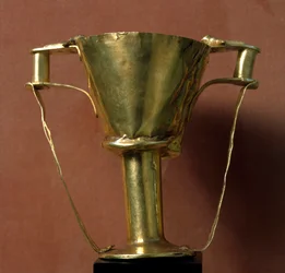 Mykeneen taiteessa on minolaisia vaikutteita: kultainen malja (tai kuppi), jossa on kaksoiskahva nimeltään Cup of Nestor. 1500-luku eKr. Mykeneen IV haudasta. Ateena, kansallinen arkeologinen museo