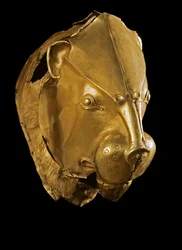Mykeneläinen taide: kultainen rhyton, leijonanpään muotoinen seremonia-astia, Mykenen haudasta IV. 1500-luku eKr. Mitat: 14 cm. Ateena, Kansallinen arkeologinen museo