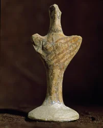 Mykeneen taidetta: terrakotta-idoli Scoglio del Tonnosta (Punta Tonno, Taranto) Italiasta. Pronssikausi, 2000 eaa.