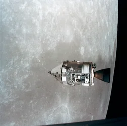 Apollo 15:n komento- ja palvelumoduulit kuun kiertoradalla, 1971.