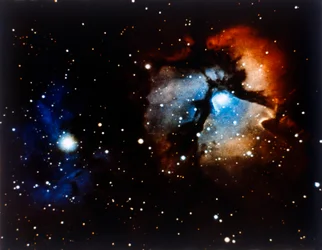 Trifid-sumu Jousimiehen tähdistössä.
