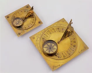 Kaksi liikuteltavaa vaakasuuntaista aurinkokelloa, Pariisi, n. 1720 (kullattua messinkiä)