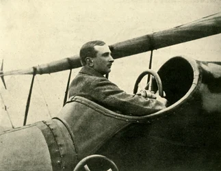 Lento-luutnantti C. H. Collet, R.N., D.S.O., c1914, c1920.