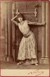[Sarah Bernhardt keisarinna Theodorana Sardoun teoksessa "Theodora"]