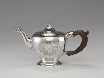 Teekannu, n. 1755-1760 (hopea)