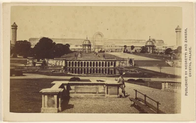 [Ulkopuolinen pitkä näkymä Crystal Palace -rakennuksesta ja -alueesta]