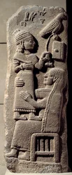Matala basalttirelief, jossa kirjuri Tarhunpiyasta äitinsä polvillaan pitelemässä pyhiä kirjoitusta ja metsästävää haukkaa. 800-luvun loppu eKr. Marashista, Anatoliasta. Uusheettiläinen aika (1050-800 eKr.) Dim. 0,75x0,28 m. Pariisi, Louvre-museo