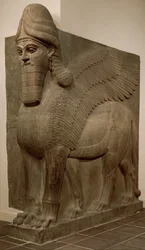 Ihmispäinen siivekäs leijona (lamassu), noin 883-859 eaa. (kipsialabasteri)