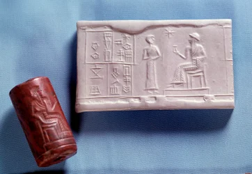 Mesopotamia: Kvartsikivisinetti ja lista (jälki), joka edustaa hahmoa, joka puhuu jumaluudelle. Uussumerilainen aika (n. 2150-2000 eKr.) Su. 0,030 m Pariisi, Musee du Louvre