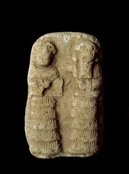 Sumerilainen sivilisaatio: jumalpari valtaistuimella. Terrakottaveistos. Mitat: 9 cm. Uussumerilainen kausi (vuosien 2093 ja 2004 eaa. välillä). Bagdad, Irakin kansallismuseo