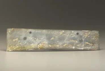 Haarukkataltta (zhang), Qijia-kulttuuri, n. 2500-2000 eKr. (jade)