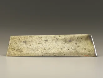 Haarukkataltta (zhang), Qijia-kulttuuri, n. 2500-2000 eKr. (jade)