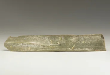 Sadonkorjuuveitsi (hu), Qijia Culture, n. 2500-2000 eKr. (jade)
