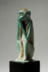 Apinan amuletti, 18.-19. dynastia, 1540-1186 eKr. (fajanssi) (katso myös 270368)