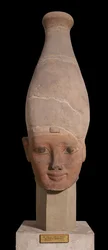 Faraon pää, jolla on Ylä-Egyptin valkoinen kruunu, n. 1400 eKr. (keramiikka)