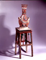 Maljakko jakkaralla