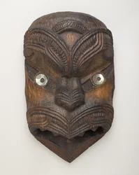 Gable Mask (Koruru) Gisbornessa, North Island, n. 1860 (puu ja paua-kuori)