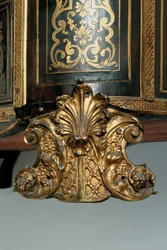 Yksityiskohta Ludvig XIV:n asusta (ormolu, messinki, kilpikonnankuori ja eebenpuinen boulle) (katso myös 486114-19)