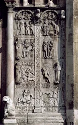 Yksityiskohta länsikuistin eteläsivulta, n.1120-38, kivi ks. 136520 ja 136522.
