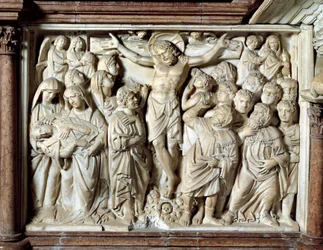 Italia, Toscana, Pisa, Piazza dei Miracoli, katedraali, marmorisaarnatuoli, paneeli Giovanni Pisanon ristiinnaulitsemisella