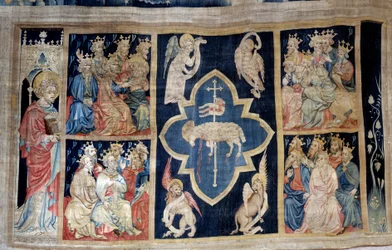 Ilmestysesirippu (1373-1383), n. 7: vanhukset antavat kunniaa karitsalle, Kristuksen vertauskuvalle. Nicolas Bataillen kuvakudos (1330-1405)