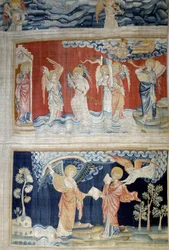 Ilmestyskirjan ripustus (1373-1383), n. 25: kuudes trumpetti, Eufratin enkelit. Alla, n. 28, enkeli luovuttaa kirjan Pyhälle Johannekselle, joka syö sen. Nicolas Bataillen kuvakudos (1330-1405)