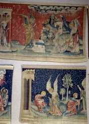 Ilmestyskirjan ripustus (1373-1383), n. 61: viides enkeli kaatoi pullansa Beten valtaistuimelle, kuudes tyhjänä Eufratille. Alla, n. 70, palveluskumppani sanelee Pyhälle Johannekselle ja neuvoo häntä palvomaan Jumalaa eikä häntä. Kuvakudos Ni
