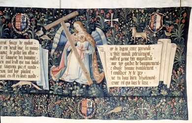 Ilmestyskirjan ripustus (1373-1383), enkelit kantoivat kärsimyksen välineitä. Nicolas Bataillen kuvakudos (1330-1405)