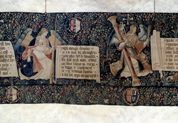 Ilmestyskirjan ripustus (1373-1383), enkelit kantoivat kärsimyksen välineitä. Nicolas Bataillen kuvakudos (1330-1405)