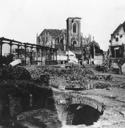 St Vaastin kirkon vaurioitunut ulkopuoli, Armentières, Ranska, ensimmäinen maailmansota, c1914-c1918