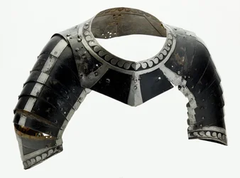 Almain Collar, n. 1580 (maalattu teräs modernilla nahalla)