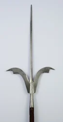 Friuli-keihäs, n. 1600 (teräs ja kunnostettu puu)