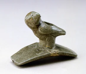 Falcon effigy pipe, 200 eaa - 100 jKr (pipestone ja jokihelmi)