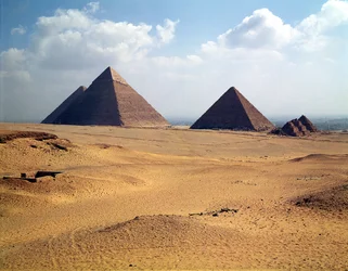 Näkymä Kheopsin, Khefrenin ja Mykerinoksen pyramideille
