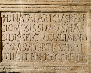 Barbaarisivilisaatio: kuningas Ostrogoth Athalaricin (516-534 jKr.) hallituskaudelta peräisin oleva kirjoitus, joka todistaa teatterin olemassaolosta Ticinumissa (nykyinen Pavia). 6. vuosisadalla. Musei Civici, Sezione Archeologia, Pavia, Italia