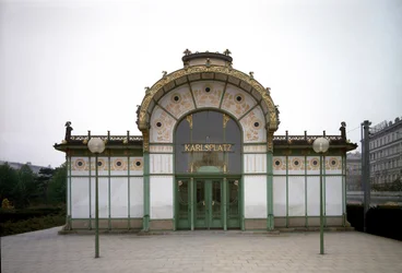 Art Nouveau: Arkkitehti Otto Wagnerin (1841-1918) tekemä näkymä Karlsplatzin metroaseman paviljonkiin (nykyisin kahvila) (Wienin Secession) 1894-1899 Wien, Itävalta