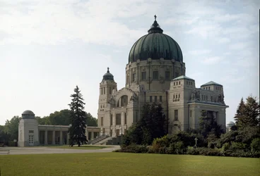 Näkymä arkkitehti Otto Wagnerin (1841-1918) sukuhaudasta (Wienin sesessio). Hietzingin hautausmaa, Wien, Itävalta