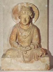 Buddha istuu meditaatiossa, Ganharasta, kreikkalais-buddhalainen tyyli, 1.-4. vuosisata