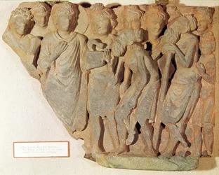 Voitto käärmeestä, reliefi, jossa Buddha esittelee pelätyn käärmeen hämmästyneille brahmaaneille, kreikkalais-buddhalainen tyyli, 1.-4. vuosisata