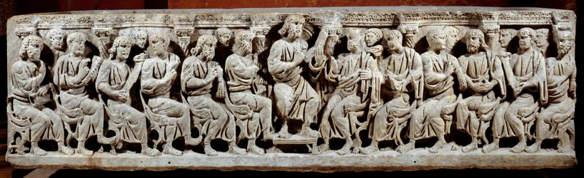 Paleokristillinen taide: veistetty sarkofagi, joka kuvaa Kristusta opettamassa näyttelijän kanssa. Ainilta. 400-luvun loppu JC:n jälkeen. Aurinko 0,6x2,2 m Pariisi, musee du Louvre